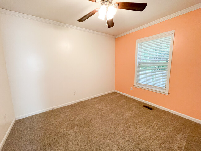 Building Photo - 405 Cami Forest Ln