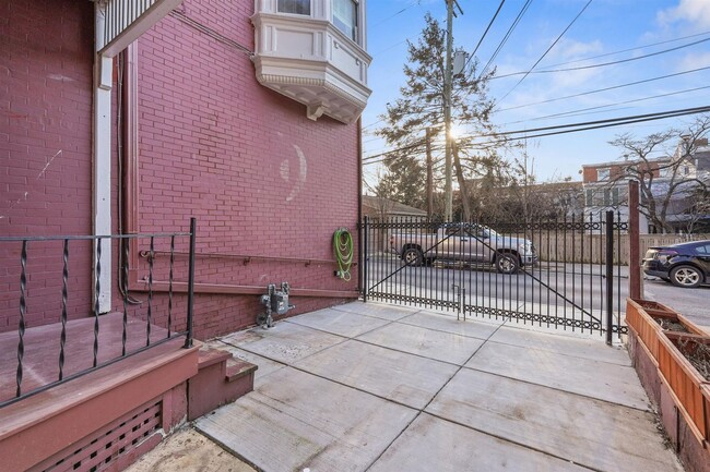 Building Photo - Spacious 5 Bedroom, 1.5 Bath Home in York,...