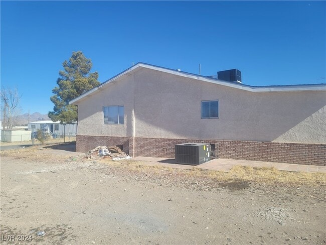 Building Photo - 664 Sky Rd