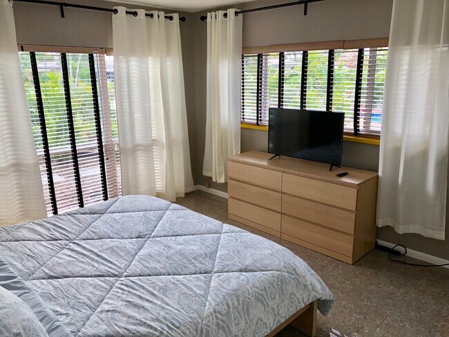 Building Photo - 2164 NE 27th Dr