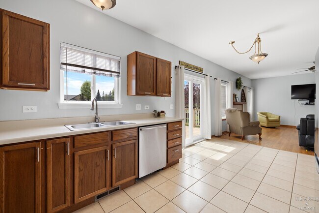 Building Photo - 2039 Greenview Dr