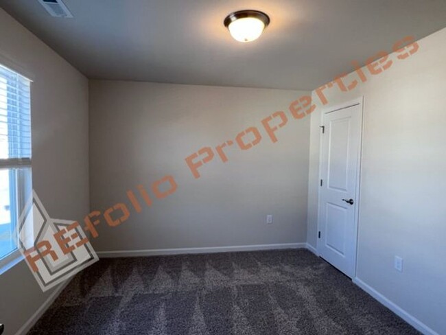 Building Photo - Beautiful 5 Bedroom 3 Bath 2-Car Garage Ho...