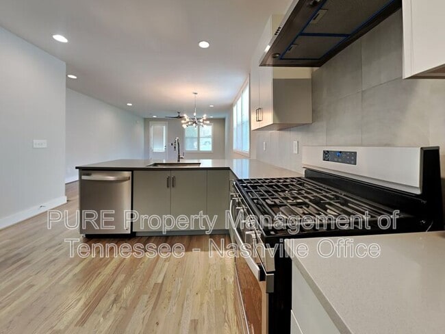 Building Photo - 1704B Simpkins St