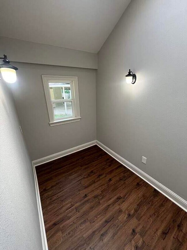 Building Photo - Charming Baton Rouge Home with Flex Room, Fireplace & Spacious Front Porch