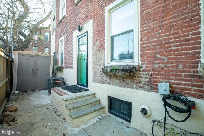 Building Photo - 136 Carpenter St