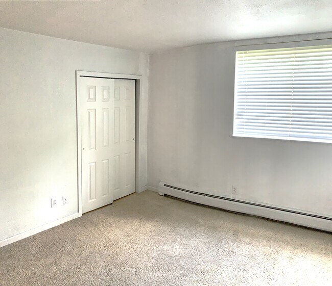 Building Photo - 1400 Golden Cir