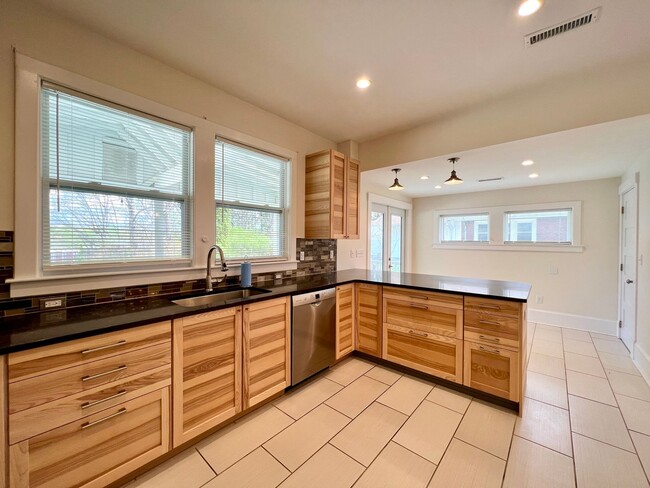 Building Photo - Charming 2 Bedroom Home - All utilities in...