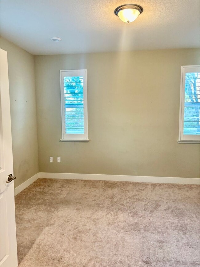 Building Photo - Must see beautiful and large Townhome in Dublin- Close to Everything!