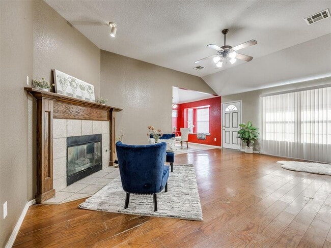 Building Photo - 212 Cambridge Dr