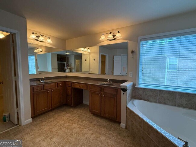 Building Photo - 2501 Royston Dr
