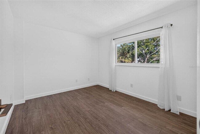 Building Photo - 1300 Pleasant Way S