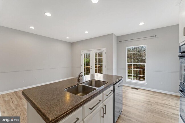 Building Photo - 1099 Longview Ln