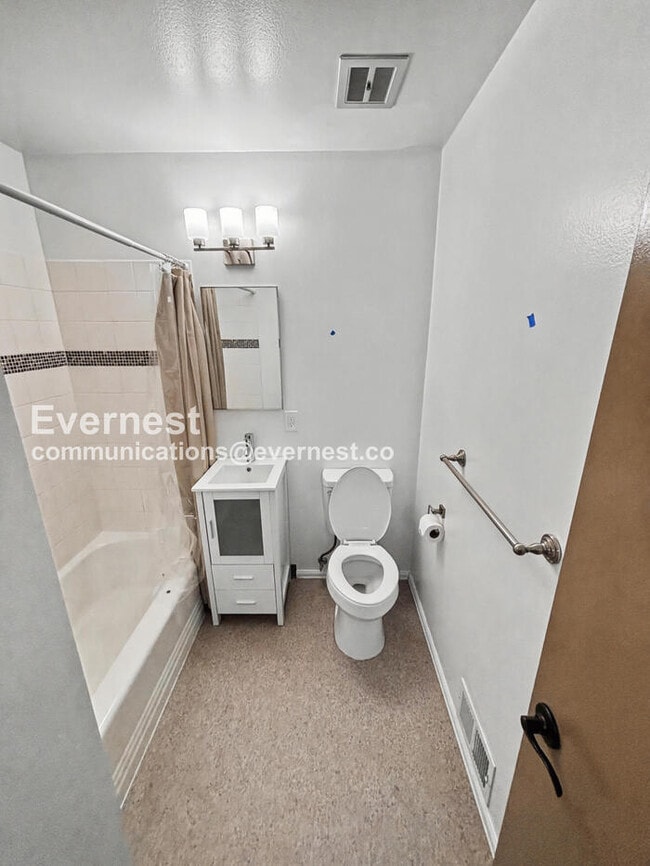 Building Photo - 6822 Moore St