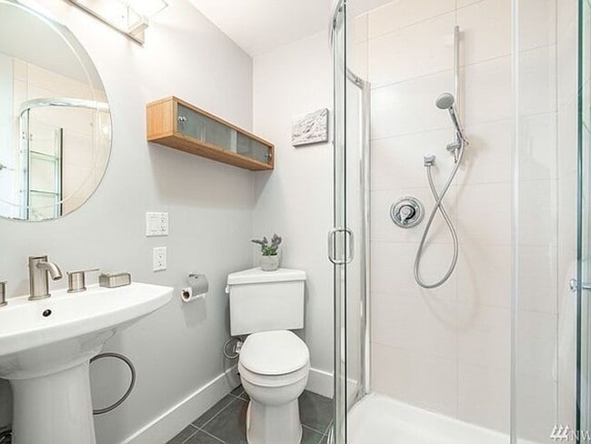 Building Photo - Beautifully Updated Queen Anne 2bd 2bath T...