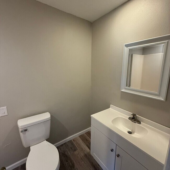 Building Photo - 3 Bedroom 2 bath remodeled Home