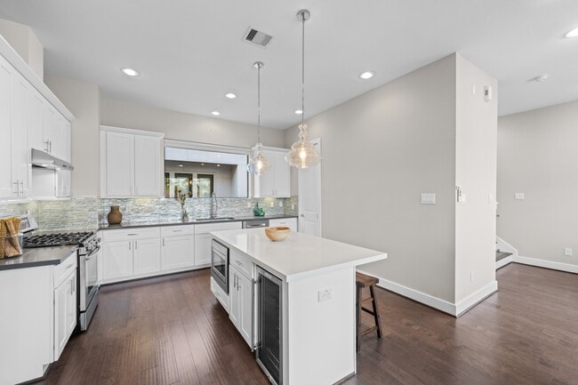 Building Photo - 717 Morris St