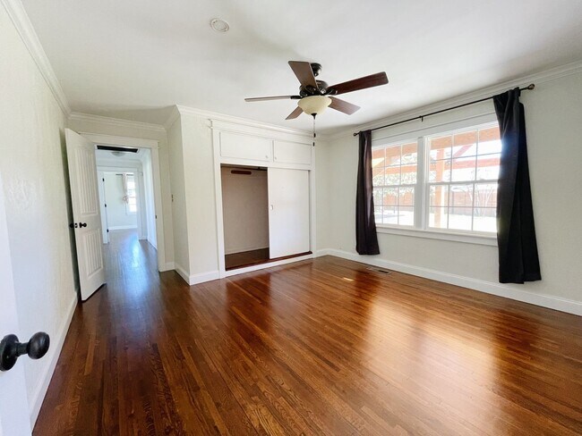 Building Photo - Adorable Midtown Tulsa Bungalow