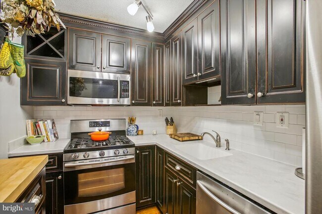 Building Photo - 801 S Pitt St