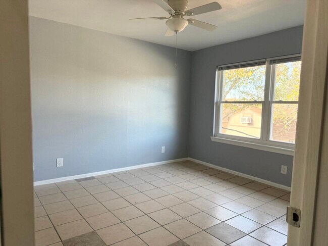 Building Photo - 1412 E Hillside Rd