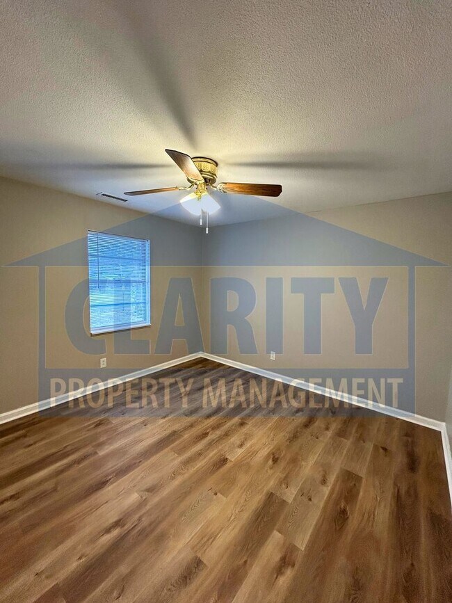 Building Photo - Updated 2 Bedroom, 1 Bath Duplex