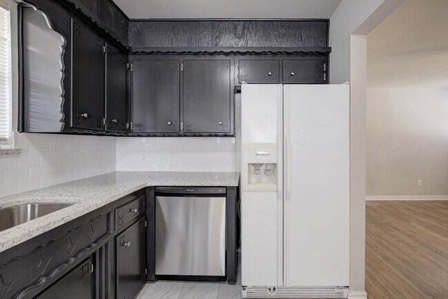 Building Photo - 1520 Brookdale Dr