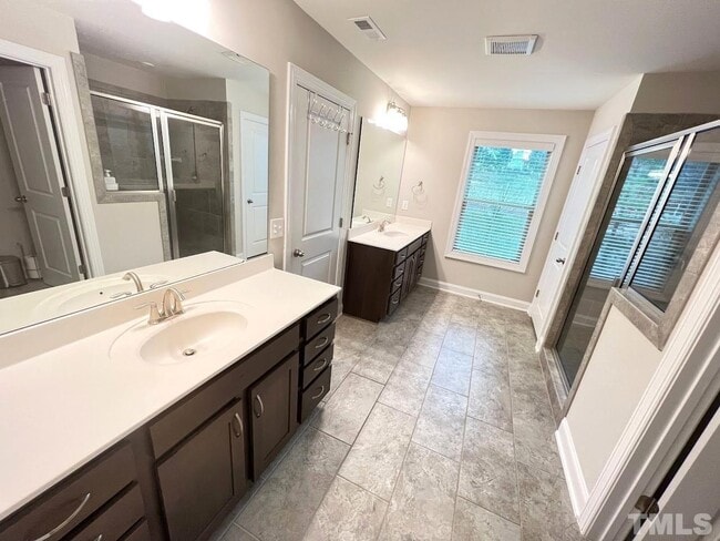 Building Photo - Beautiful 3 Bedroom with Sunroom Townhome in Cary