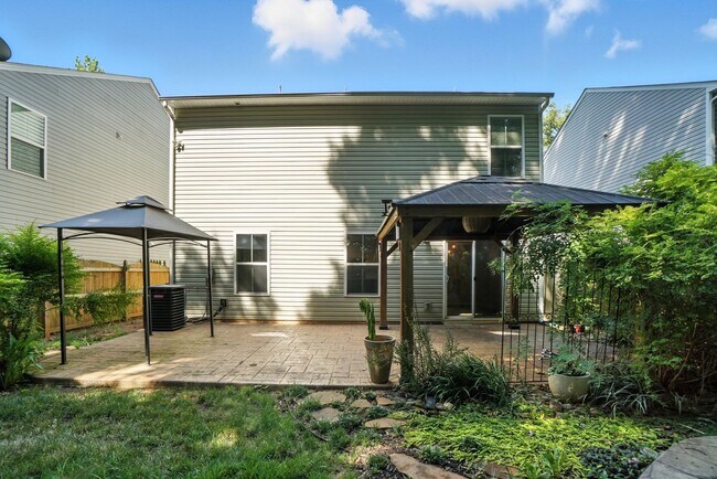 Building Photo - Fully Updated and Move-In Ready with Excep...