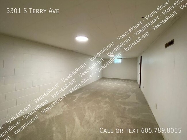 Building Photo - 3301 S Terry Ave