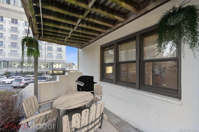 Building Photo - 65 W Broadway