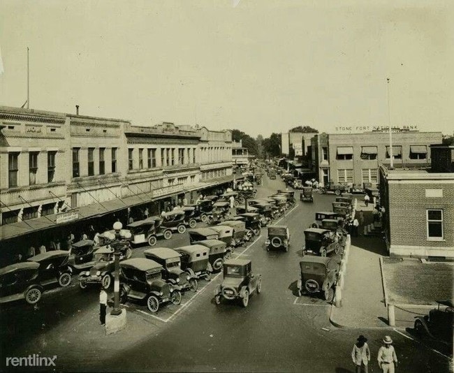 Building Photo - 2701 Logan Cir