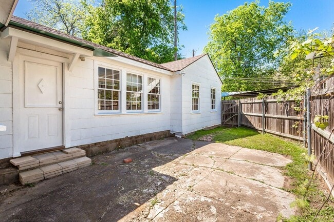 Building Photo - Charming 2-Bedroom, 1/5-Bath Home in Little Forest Hills
