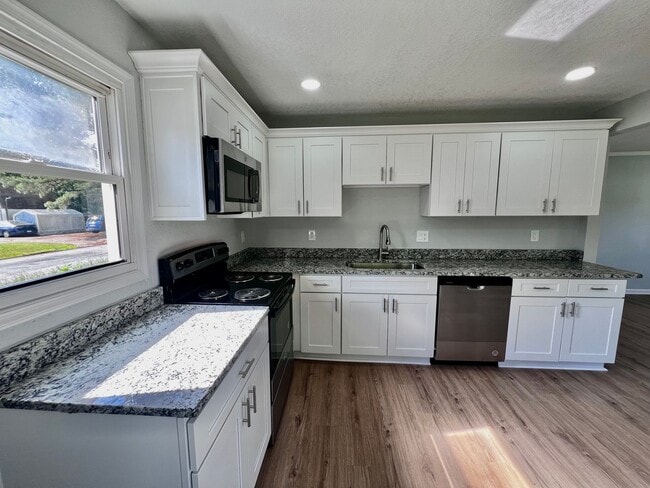 Building Photo - MOVE IN INCENTIVE: $500 FIRST FULL MONTHS ...