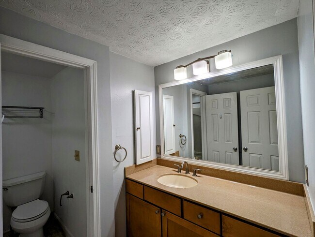 Building Photo - Center Hall Colonial for rent in Hudson!