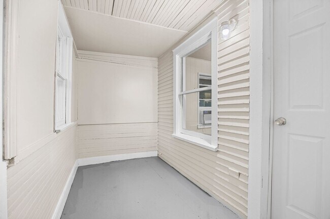 Building Photo - 3 Bedroom 1 Bath 2 Stall Detached Garage