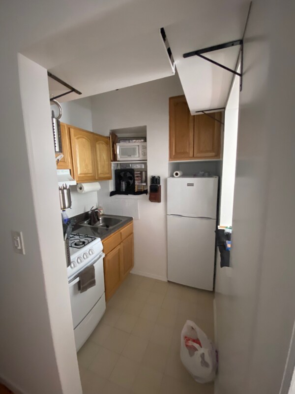 Building Photo - 319 W 21st St
