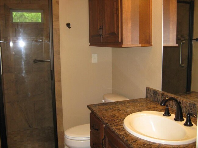 Building Photo - 806 Woodland Park Dr