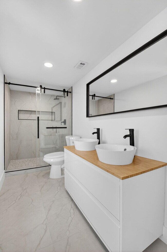 Building Photo - 14475 Strathmore Ln