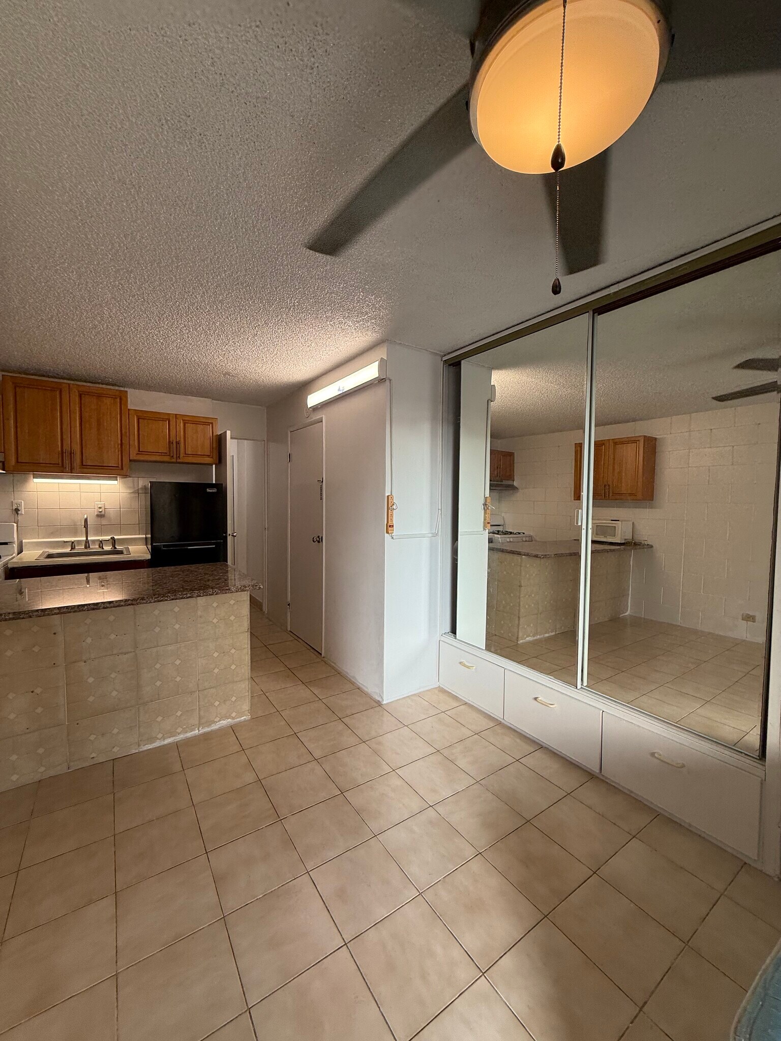 Building Photo - 2509 Ala Wai Blvd