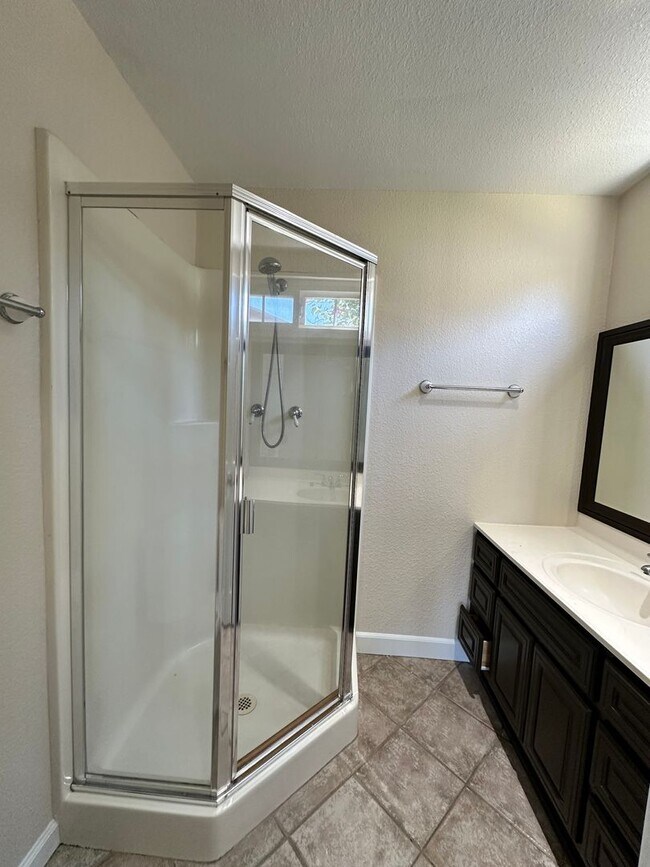 Building Photo - Costa Mesa Upgraded 4 bed 2 bath House in Prime location