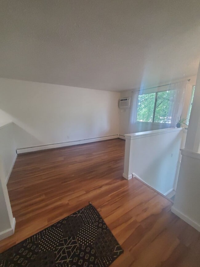 Building Photo - Large and Spacious One Bedroom Available i...