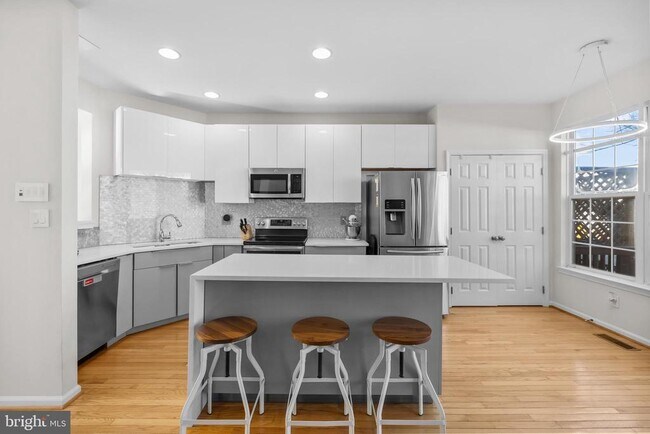 Building Photo - 381 Livermore Ln