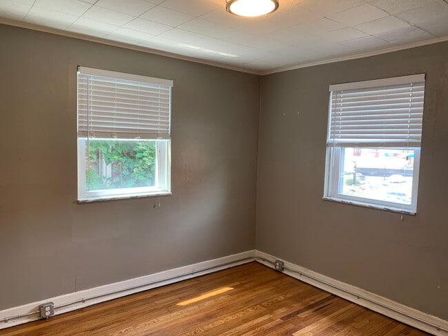 Building Photo - WALK TO CAMPUS 4BR/2BA HOUSE - AVAILABLE AUGUST