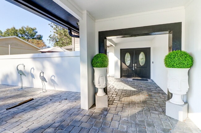 Building Photo - Fully Furnished 4-Bedroom Pool Home with Golf Course Views in Northdale