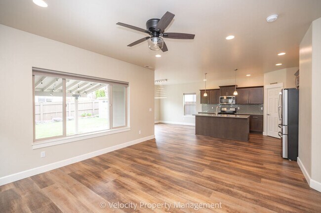 Building Photo - Beautiful NE Bend Home with Community Pool...