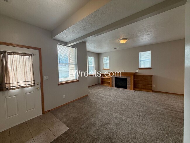 Building Photo - COMING SOON! South Hill Duplex with Garage & Utilities Included!