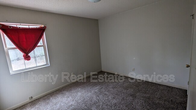 Building Photo - 132 Rolland St