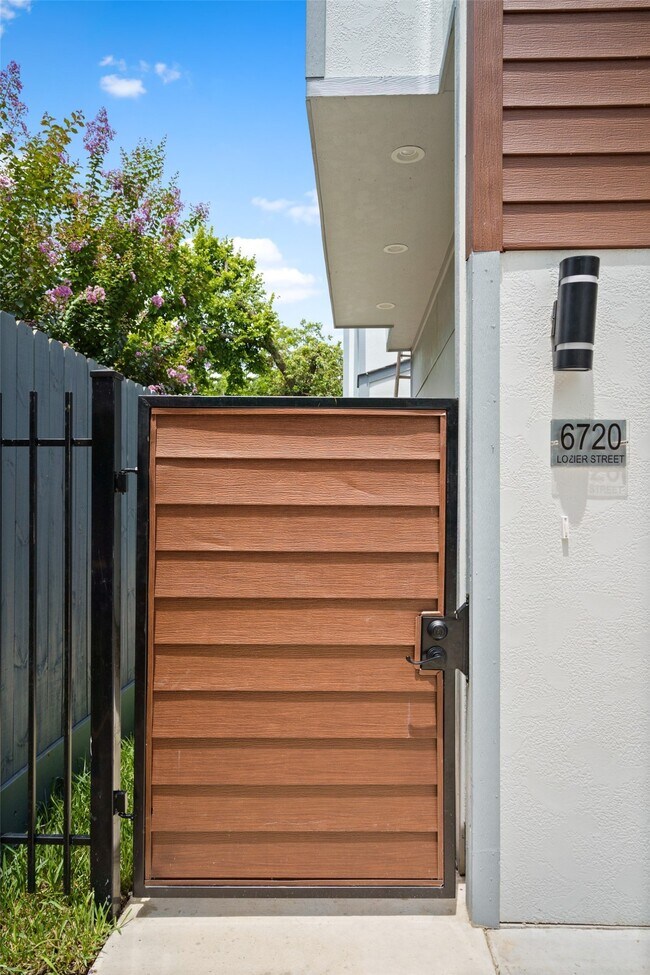 Building Photo - 6720 Lozier St