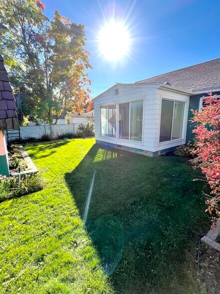 Building Photo - 706 Grand Ave NE