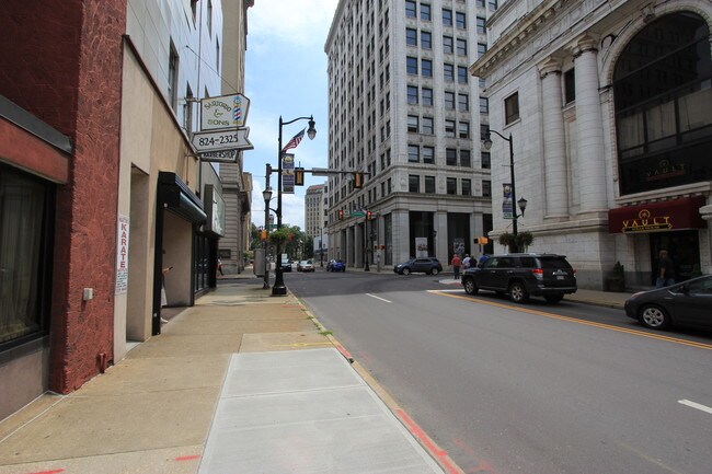 Building Photo - 32 W Market St