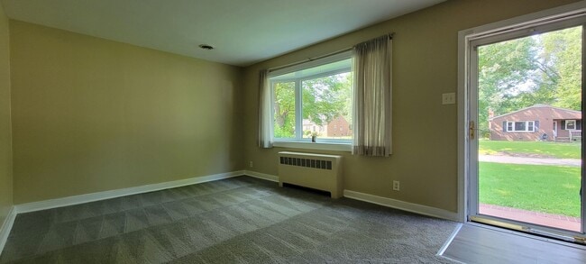 Building Photo - Brick ranch in Southside with large privat...